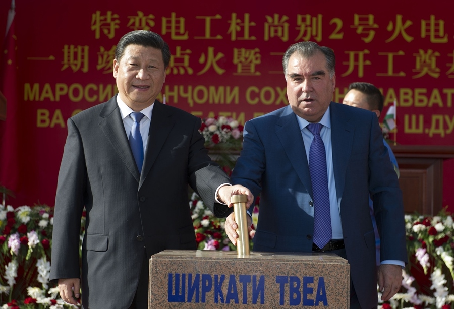 2014年9月13日，國家主席習近平和塔吉克斯坦總統(tǒng)拉赫蒙在杜尚別共同出席中塔兩國重大合作項目——杜尚別2號熱電廠一期工程竣工儀式、二期工程開工儀式。這是習近平和拉赫蒙一同將裝有兩國元首簽名二期工程奠基紀念頁的金色金屬管放入水泥墩中。新華社記者 黃敬文 攝