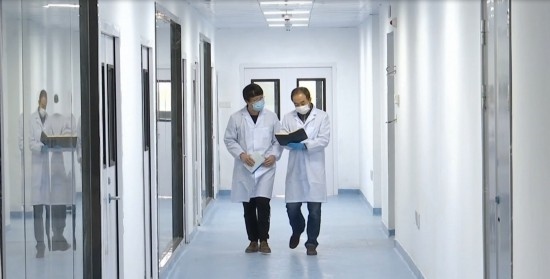 中國科學(xué)院贛江創(chuàng)新研究院科研人員在交流。（贛州市贛縣區(qū)融媒體中心供圖）