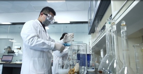 中國科學(xué)院贛江創(chuàng)新研究院科研人員在做實(shí)驗(yàn)。