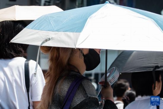 7月4日，人們在日本東京原宿的街道上等待紅綠燈。新華社記者 張笑宇 攝