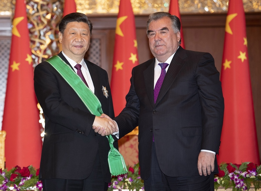 2019年6月15日，國家主席習近平在杜尚別出席儀式，接受塔吉克斯坦總統(tǒng)拉赫蒙授予“王冠勛章”。新華社記者 沙達提 攝