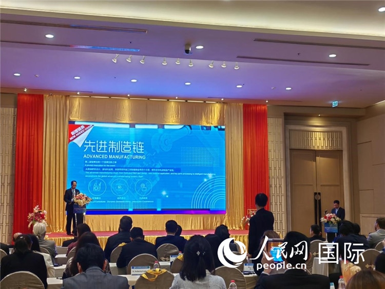 承辦方介紹第二屆鏈博會招展布展情況。人民網(wǎng)記者楊一攝