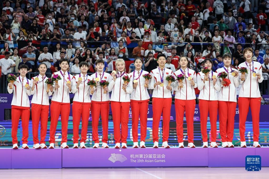 2023年10月5日，在杭州亞運(yùn)會(huì)籃球項(xiàng)目女子決賽中，中國隊(duì)以74比72戰(zhàn)勝日本隊(duì)，奪得冠軍。圖為中國隊(duì)球員在頒獎(jiǎng)儀式上。新華社記者 潘昱龍 攝