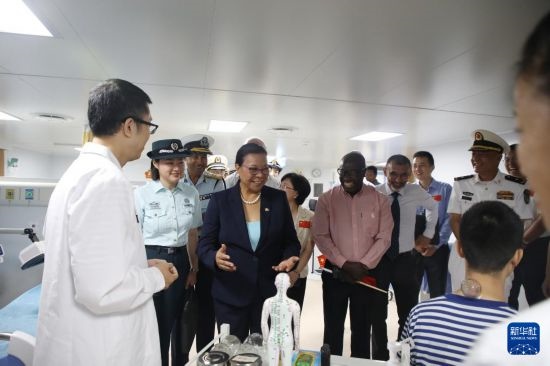 7月5日，塞舌爾衛(wèi)生部長維多在中國海軍“和平方舟”號(hào)醫(yī)院船上參觀中醫(yī)診室。新華社發(fā)（劉志磊 攝）