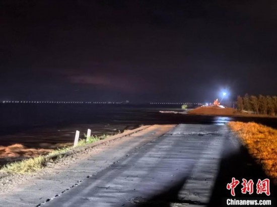  7月6日凌晨，湖南岳陽(yáng)華容縣團(tuán)洲垸洞庭湖一線堤防決口現(xiàn)場(chǎng)。中新社記者 白祖偕 攝