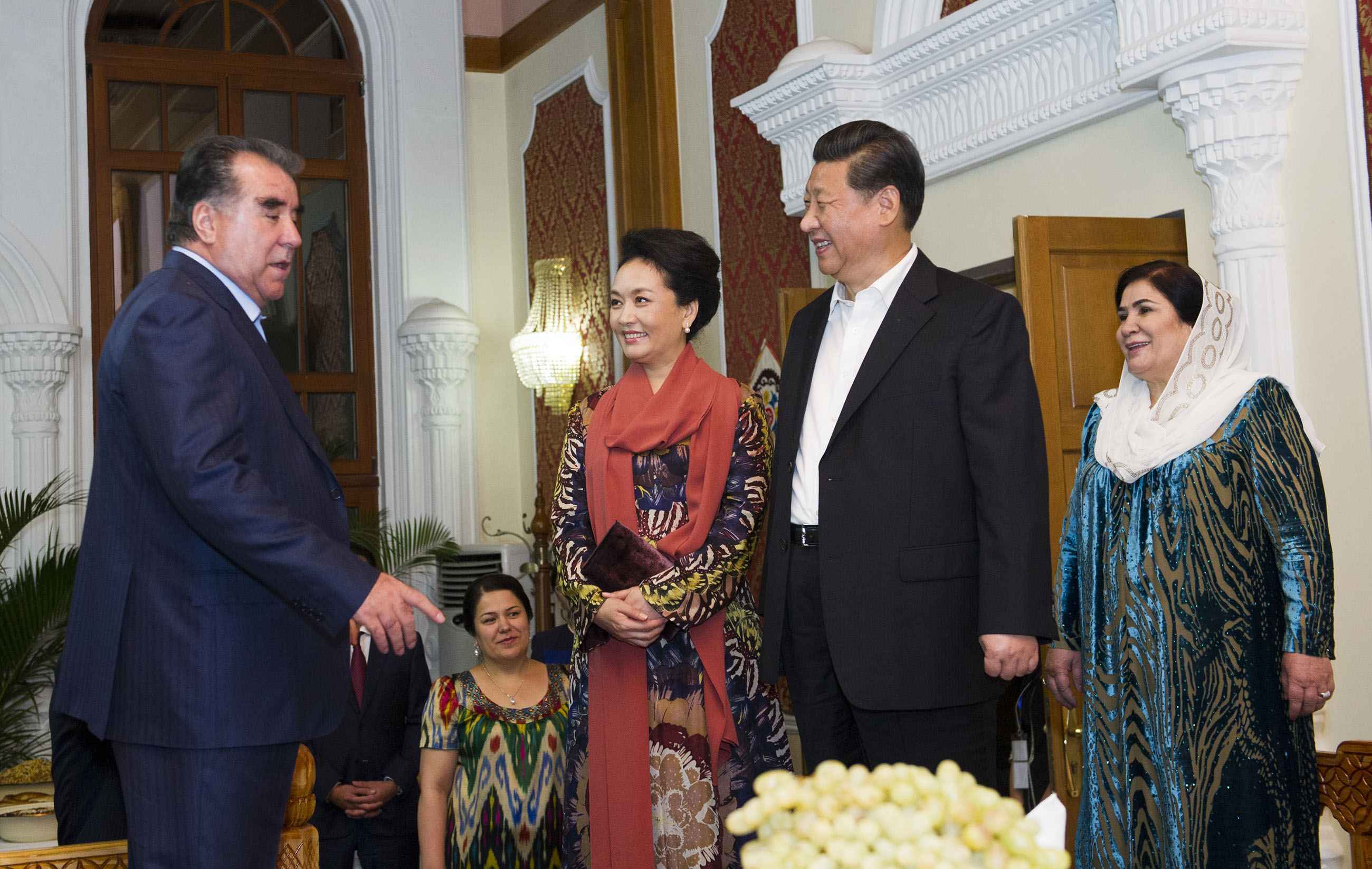 2014年9月12日，習近平主席在杜尚別出席塔吉克斯坦總統(tǒng)拉赫蒙舉行的家宴。這是習近平主席和夫人彭麗媛在拉赫蒙夫婦陪同下參觀總統(tǒng)官邸。