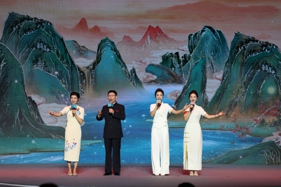 四位戲曲演員同臺獻唱。