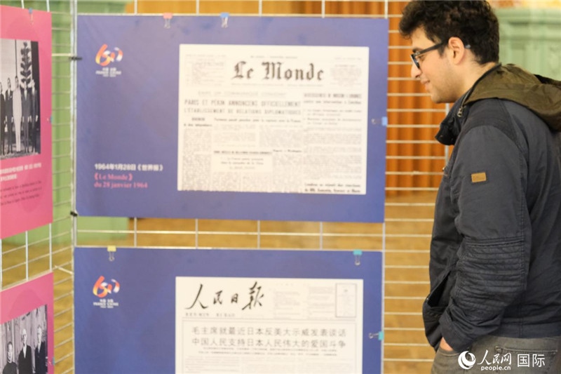 蒙達(dá)爾紀(jì)市民駐足“中法建交六十周年”圖片展。人民網(wǎng)記者 于超凡攝