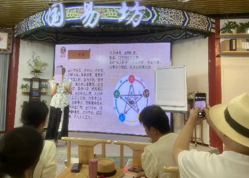 葉姓講師為學(xué)員講“相”。人民網(wǎng) 劉文邦攝