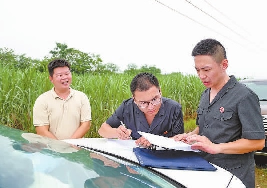 圖③：清塘后，執(zhí)行干警與某農場負責人確認魚塘交付情況。