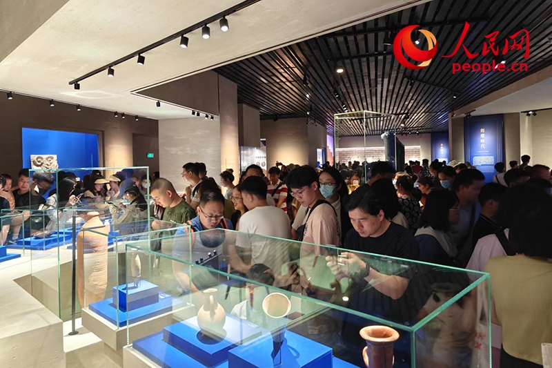 游客在上海博物館人民廣場(chǎng)館內(nèi)參觀。人民網(wǎng)記者 韋衍行攝