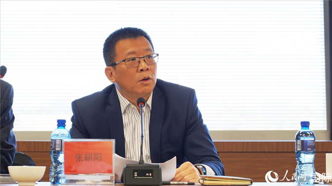 張朝陽(yáng)代會(huì)長(zhǎng)做協(xié)會(huì)上半年工作匯報(bào)。人民網(wǎng) 劉暢攝