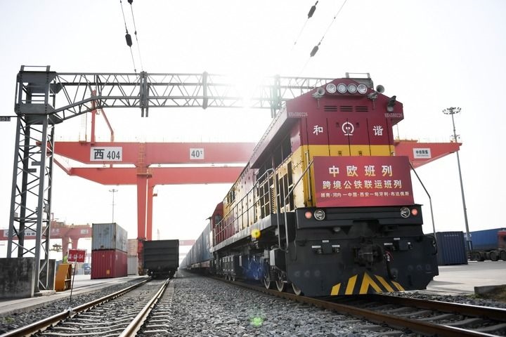 中歐班列（越南·河內——中國·西安——匈牙利·布達佩斯）跨境公鐵聯(lián)運班列準備發(fā)車（2024年3月7日攝）。新華社記者 李一博 攝