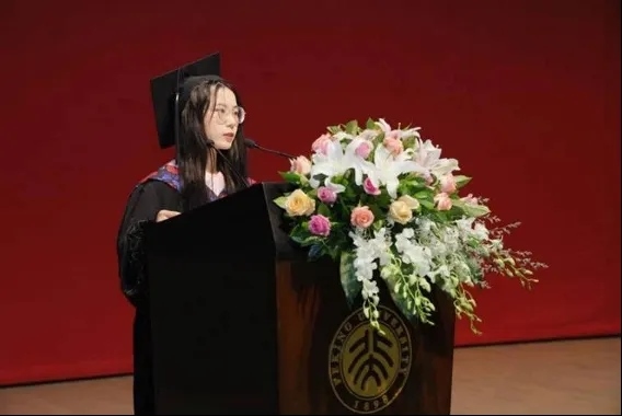鐘芳蓉在北京大學(xué)考古文博學(xué)院畢業(yè)典禮上發(fā)言。校方供圖