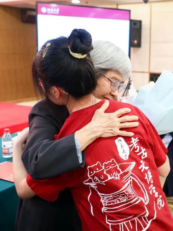 2023年，在校友向母校捐贈(zèng)儀式上，鐘芳蓉與樊錦詩擁抱。校方供圖