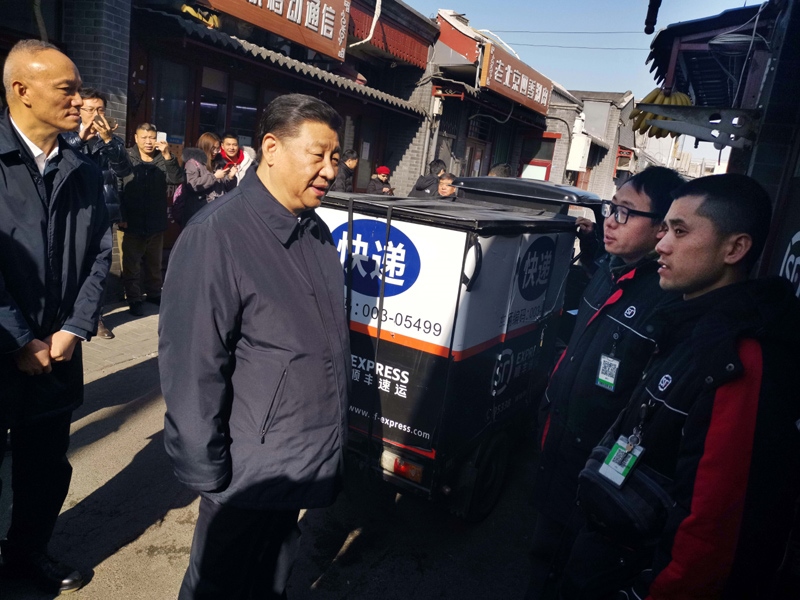 2019年2月1日，習(xí)近平總書記在北京前門石頭胡同的快遞服務(wù)點(diǎn)，看望仍在工作的“快遞小哥”。