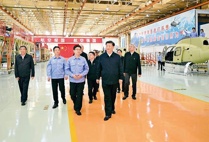 2023年10月10日至13日，中共中央總書記、國家主席、中央軍委主席習(xí)近平在江西考察。這是11日上午，習(xí)近平在景德鎮(zhèn)市昌河飛機(jī)工業(yè)（集團(tuán)）有限公司考察。 新華社記者 燕雁/攝