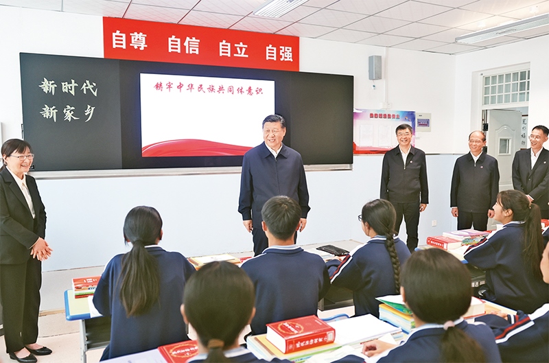 2024年6月18日至19日，中共中央總書記、國家主席、中央軍委主席習(xí)近平在青?？疾?。這是18日下午，習(xí)近平在果洛西寧民族中學(xué)高一（1）班觀摩“新時(shí)代、新家鄉(xiāng)”主題思政課。 新華社記者 鞠鵬/攝
