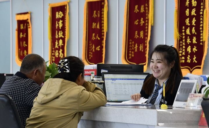 2024年3月25日，北京市大興區(qū)龐各莊鎮(zhèn)政務(wù)服務(wù)中心的工作人員耐心為群眾解答問(wèn)題。大興區(qū)龐各莊鎮(zhèn)政務(wù)服務(wù)中心用“最多跑一次”的工作理念為企業(yè)和群眾提供了便利化、精準(zhǔn)化、個(gè)性化的衍生服務(wù)。新華社記者 李欣 攝
