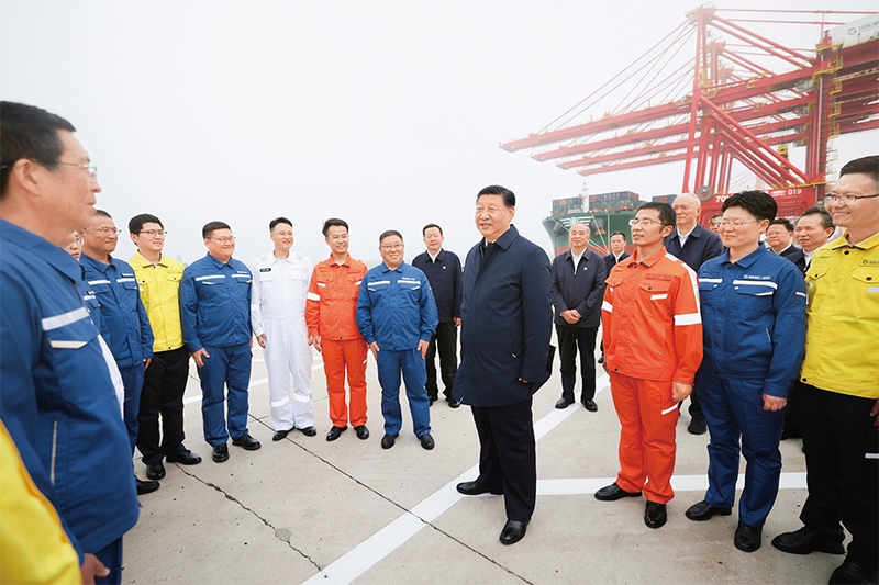 2024年5月22日至24日，中共中央總書記、國家主席、中央軍委主席習(xí)近平在山東考察。這是22日下午，習(xí)近平在日照港親切慰問港口科技工作者、運(yùn)營人員、航運(yùn)人員。 新華社記者 鞠鵬/攝