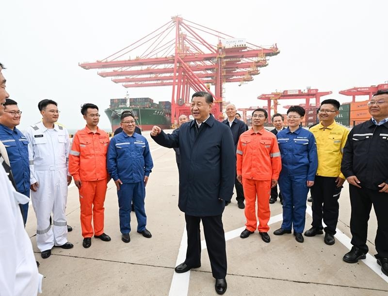 △2024年5月22日，習(xí)近平總書記在山東日照港親切慰問港口科技工作者、運營人員、航運人員。