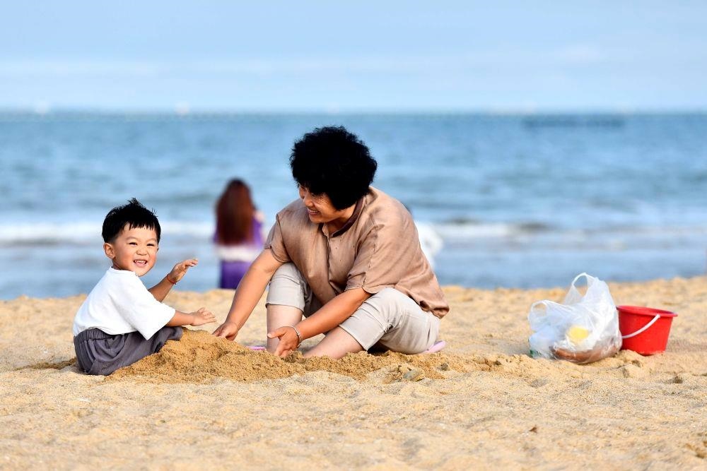△山東日照陽光海岸綠道沙灘一角。近年來，日照還海于民、還景于民，在保留松林、沙灘、礁石和濕地資源的基礎(chǔ)上，修復(fù)整治生態(tài)岸線，打造出一條長約28公里的陽光海岸綠道，吸引眾多市民游客度假休閑。