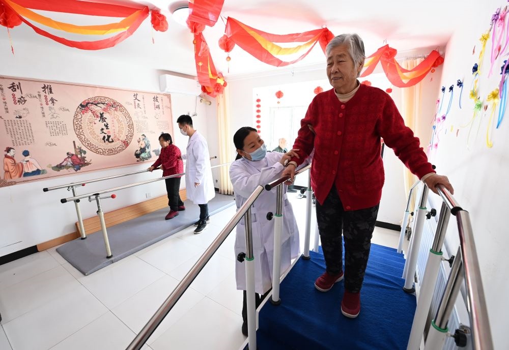 在河北省香河縣安平鎮(zhèn)運河新村醫(yī)養(yǎng)中心，老年人在進行康復(fù)訓(xùn)練（2024年2月29日攝）。新華社記者 王曉 攝