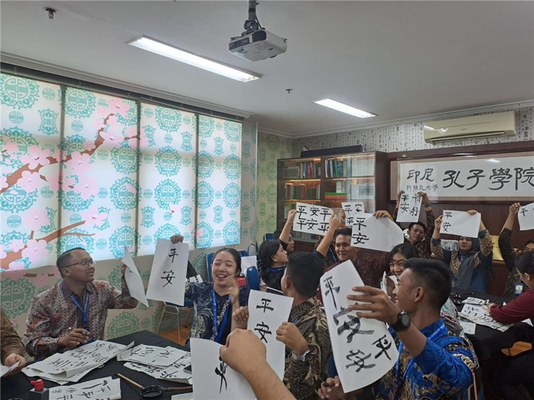 警察學(xué)員們展示書法學(xué)習(xí)成果?；顒?dòng)主辦方供圖