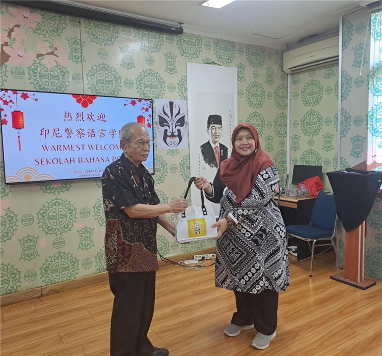拉哈尤·蘇珊蒂與穆尼交換禮品?；顒?dòng)主辦方供圖