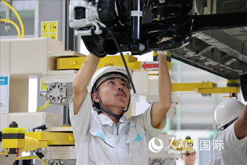 工人在廣汽埃安泰國智能生態(tài)工廠檢查汽車底座。 人民網(wǎng)記者 張矜若 攝