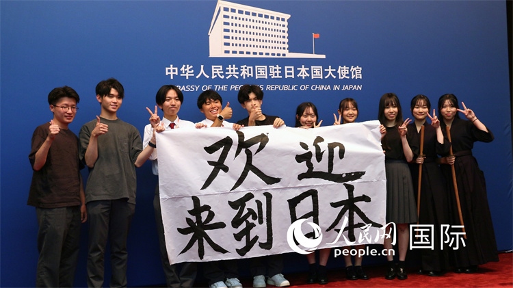 日本小大使現(xiàn)場(chǎng)書寫“歡迎來到日本”。人民網(wǎng) 許可攝