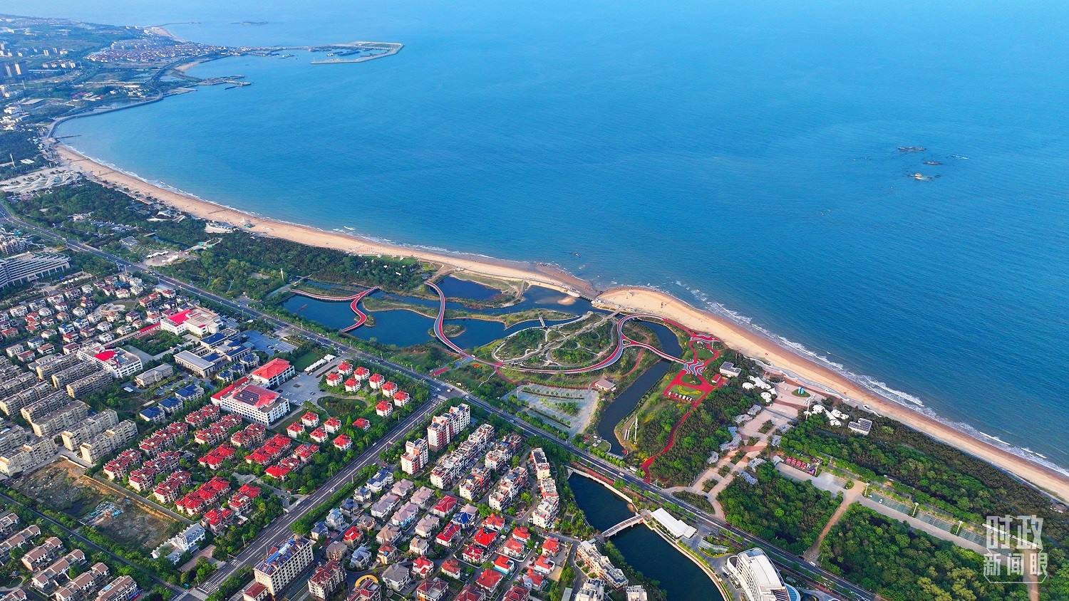 △日照市陽(yáng)光海岸綠道。近年來(lái)，日照市對(duì)沿海裸露場(chǎng)地及岸線破損處進(jìn)行生態(tài)修復(fù)，建成約28公里的陽(yáng)光海岸綠道，為市民和游客提供了運(yùn)動(dòng)休閑好去處。（總臺(tái)央視記者范凱拍攝）