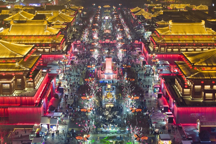 這是2024年2月2日拍攝的西安大唐不夜城景色（無人機(jī)照片）。新華社記者 邵瑞 攝