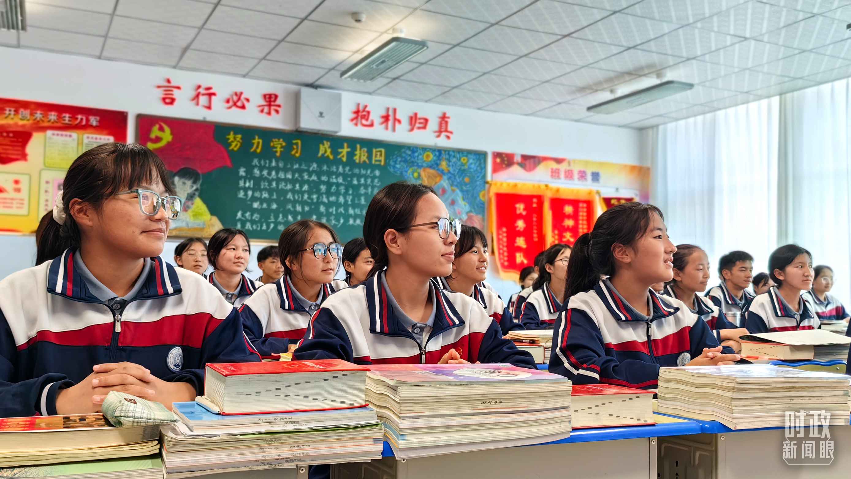△果洛西寧民族中學(xué)高一（1）班的“新時(shí)代、新家鄉(xiāng)”主題思政課。（總臺(tái)央視記者段德文拍攝）