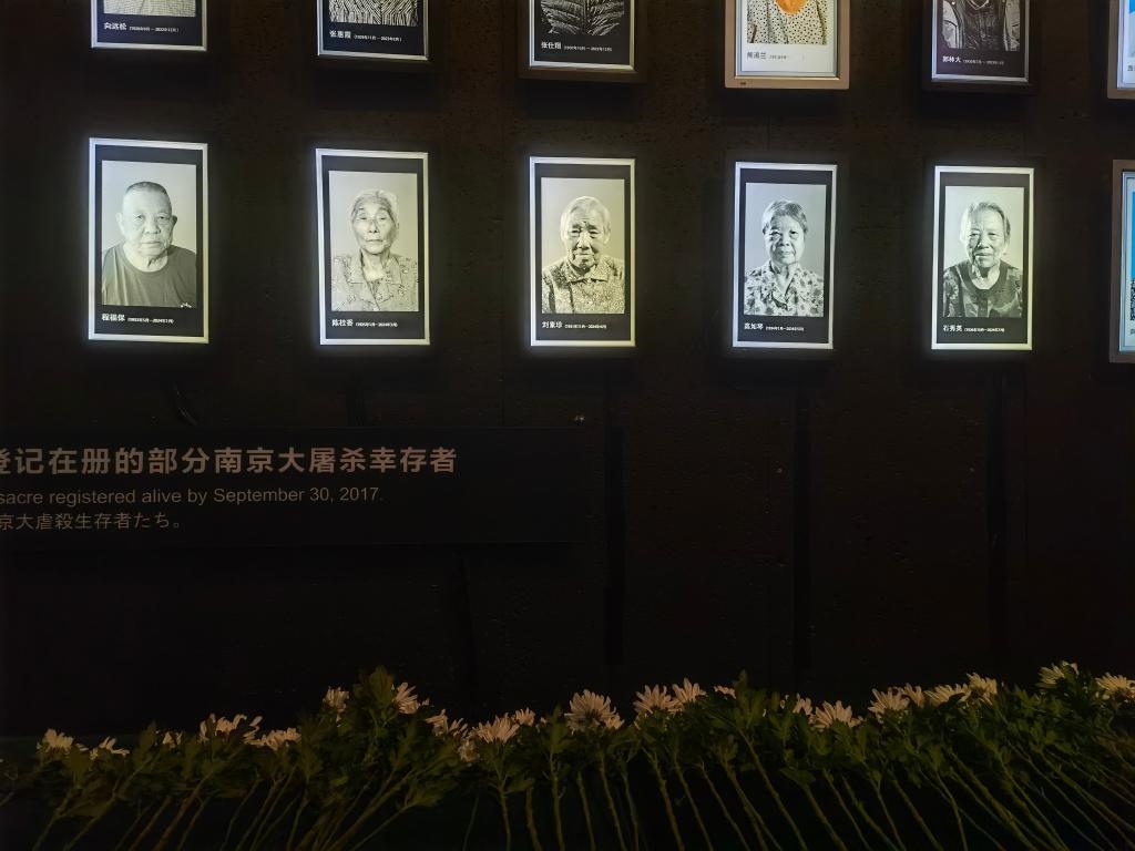 7月18日，侵華日軍南京大屠殺遇難同胞紀(jì)念館內(nèi)舉行“熄燈”悼念儀式，為今年離世的5位幸存者老人送行。新華社記者邱冰清 攝