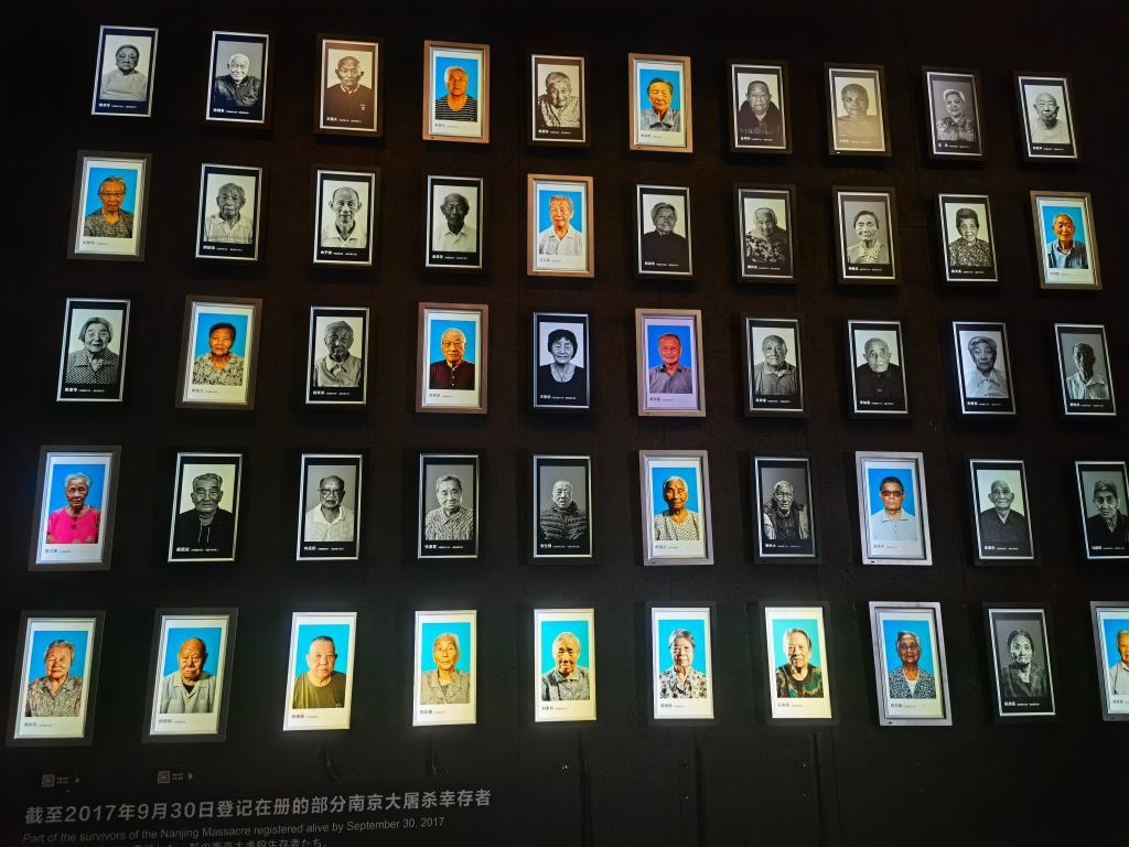 侵華日軍南京大屠殺遇難同胞紀(jì)念館內(nèi)的幸存者照片墻局部。新華社記者邱冰清 攝