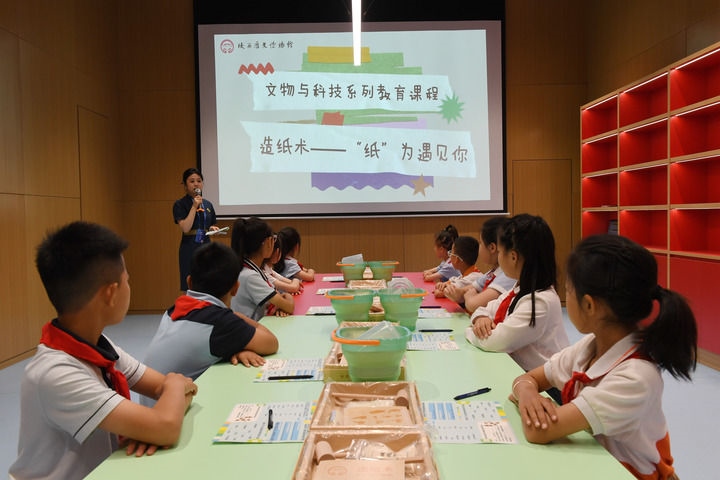 2024年5月18日，小學(xué)生在陜西歷史博物館秦漢館參加“文物與科技”系列教育課程。新華社記者 李一博 攝