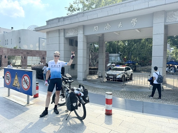 近日，同濟(jì)大學(xué)建筑與城市規(guī)劃學(xué)院Ole Bouman教授順利抵達(dá)上海。校方供圖