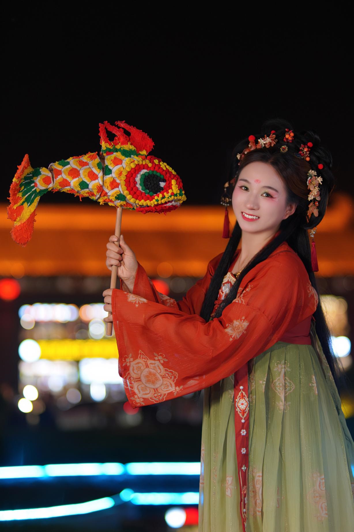 游客身穿漢服漫步在西安大唐不夜城。受訪者供圖