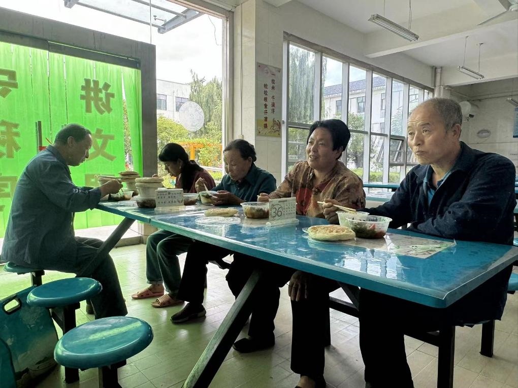 圖為鳳縣河口鎮(zhèn)中心小學(xué)臨時安置點內(nèi)正在吃飯的受災(zāi)群眾。新華社記者 劉彤 攝