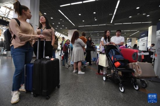 7月19日，受影響航班的旅客在巴西首都巴西利亞機場等待。新華社發(fā)（盧西奧·塔沃拉 攝）