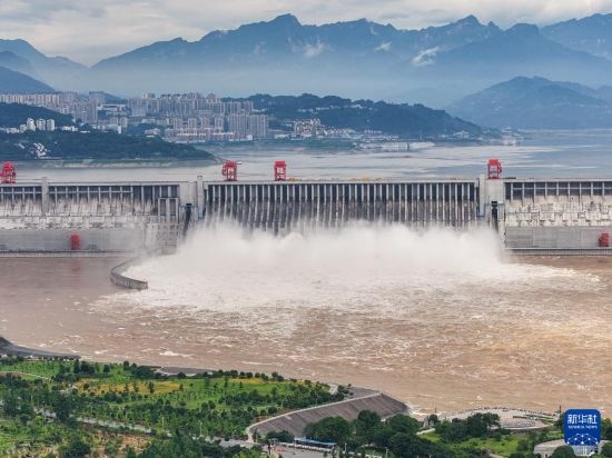 7月20日拍攝的三峽樞紐工程（無(wú)人機(jī)照片）。