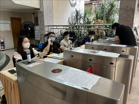 廣州市越秀區(qū)教育局現(xiàn)場審核返區(qū)生辦理材料，采用“提前網(wǎng)上預(yù)約、現(xiàn)場分批辦理”的方式進行。廣州市越秀區(qū)教育局供圖