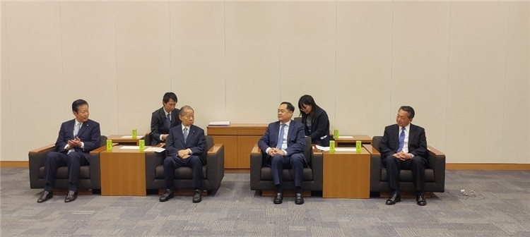 4月11日，楊萬明會長在東京會見日中友好議員聯(lián)盟會長二階俊博（左二）。中國人民對外友好協(xié)會供圖