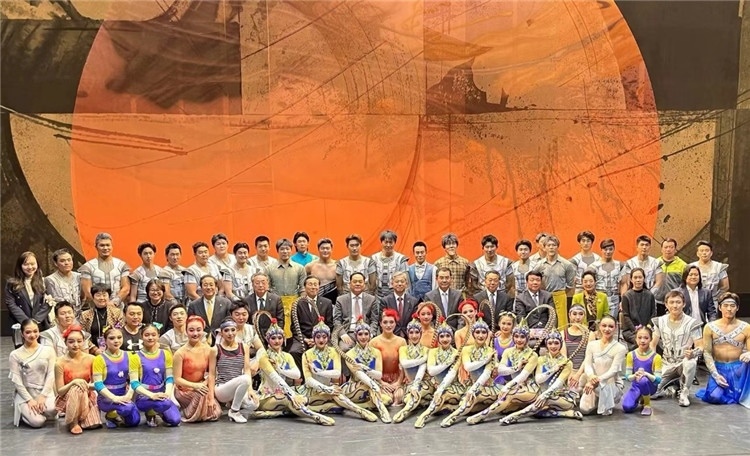 4月12日，中國人民對外友好協(xié)會會長楊萬明、駐日大使吳江浩及來自36國70位駐日使節(jié)代表等現(xiàn)場觀看中國雜技團東京公演。中國人民對外友好協(xié)會供圖