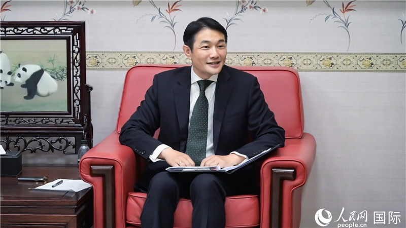 使館發(fā)言人畢海波公參介紹黨的二十屆三中全會(huì)情況并回答記者提問(wèn)。人民網(wǎng) 郭錦標(biāo)攝