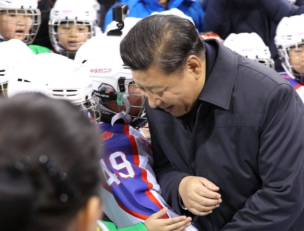 2017年2月24日，習(xí)近平總書記在北京五棵松體育中心考察時(shí)同青少年冰球愛好者“撞肩”，表示相互問候。新華社記者 丁林 攝