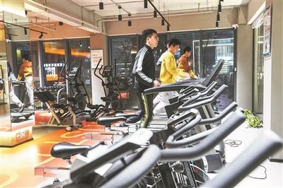 年輕人在江蘇省一人才社區(qū)的健身房運動。 新華社記者 楊磊攝