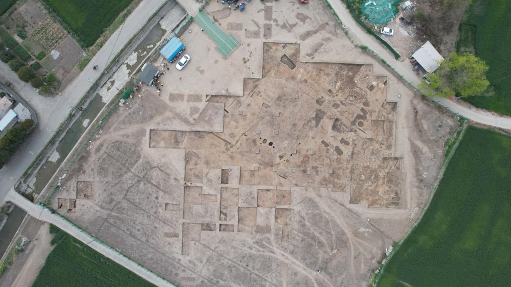 這是2024年3月23日拍攝的四川省廣漢市三星堆遺址發(fā)掘區(qū)（無人機(jī)照片）。新華社發(fā)（四川省文物考古研究院供圖）