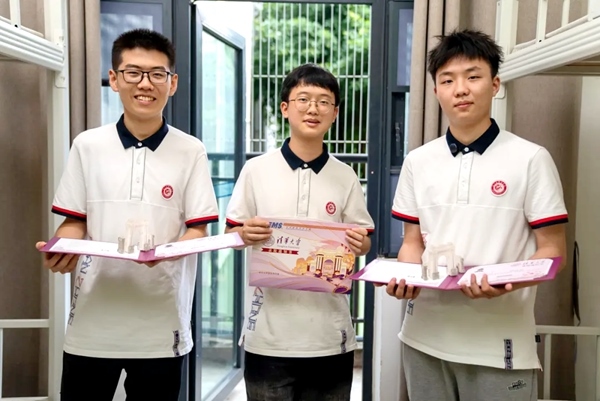 王子源（左）、母翰堯（中）、郭洋君（右）。清華大學供圖